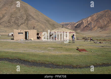 Touristische an Kirgisischen Jurtencamp, Pshart Tal, Tadschikistan Stockfoto