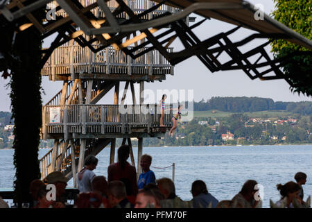 Utting am Ammersee: Ammersee, Open air Restaurant, historischen Holz- Sprungturm, Taucher, Badegast, Badestrand, Lido, Oberbayern, Oberbayern Stockfoto