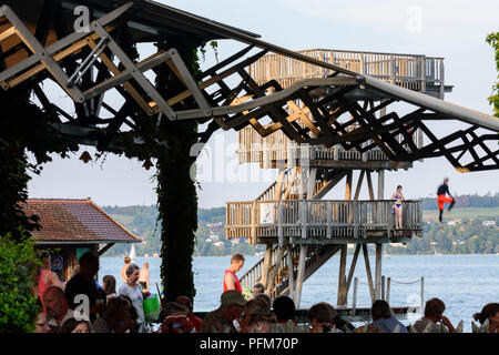 Utting am Ammersee: Ammersee, Open air Restaurant, historischen Holz- Sprungturm, Taucher, Badegast, Badestrand, Lido, Oberbayern, Oberbayern Stockfoto