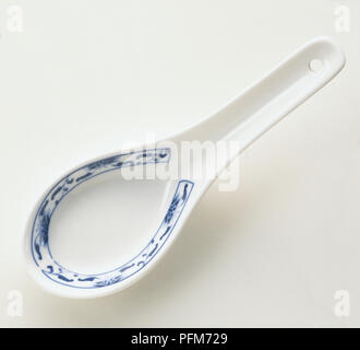 Eine weiße chinesische Suppe löffeln. Stockfoto