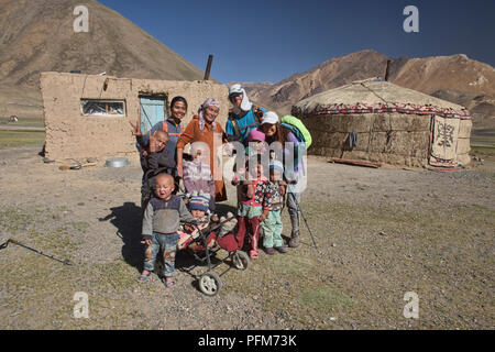 Touristen an den kirgisischen Jurtencamp, Pshart Tal, Tadschikistan Stockfoto