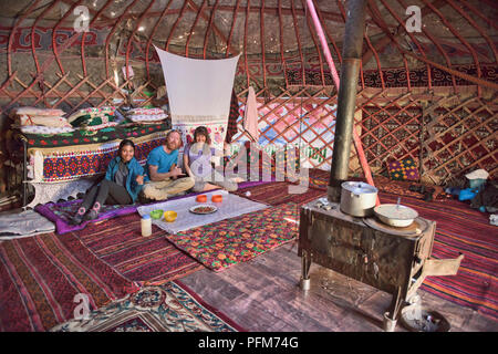 Touristen an den kirgisischen Jurtencamp, Pshart Tal, Tadschikistan Stockfoto