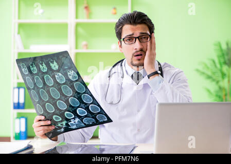 Arzt Radiologe an x-ray im Krankenhaus Scan Stockfoto