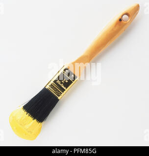 Pinsel eingetaucht in gelber Farbe Stockfoto