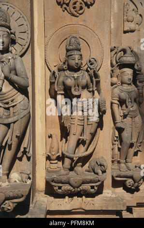 Carving in der palitana Jain Temple Stadt Shatrunjaya, der Ort des Sieges, Gujarat, Indien. Einige der 863 Tempel von Palitana wurden im 11. Jahrhundert gebaut. Stockfoto