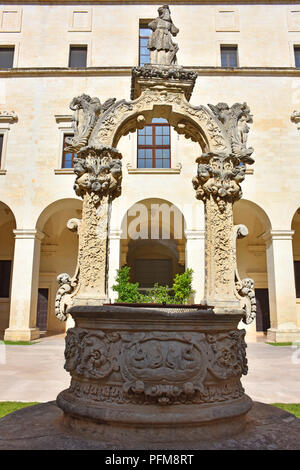 Italien, Lecce, Domplatz, Kreuzgang der katholischen Priesterseminar. Anzeigen und architektonische Details. Stockfoto