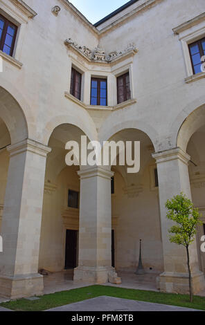 Italien, Lecce, Domplatz, Kreuzgang der katholischen Priesterseminar. Anzeigen und architektonische Details. Stockfoto