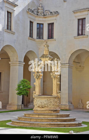 Italien, Lecce, Domplatz, Kreuzgang der katholischen Priesterseminar. Anzeigen und architektonische Details. Stockfoto