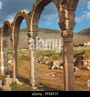Libanon, Ruinen von Anjar, eine Stadt gegründet von omayyad Kalif Al-Walid lbn Abdel Malek, im frühen 8. Jahrhundert, Großer Palast im Hintergrund. Stockfoto