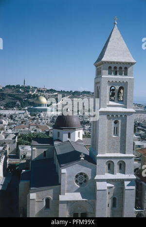 Blick auf den Turm der Lutherischen Kirche des Erlösers, die Altstadt von Jerusalem aus der Moschee von Omar, auf dem Ölberg. Stockfoto