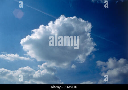 Geburt eines Cumulus Cloud, freistehendes weißen flauschigen Wolke gegen tief blauen Himmel, Sonne leuchtenden Kanten. Stockfoto
