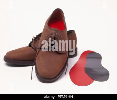 Paar braune Leder Schuhe und Einlagen Stockfoto