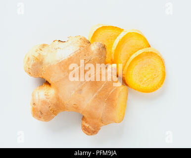 Zingiber officinale, Klumpen von Ingwer und drei runden Scheiben, Ansicht von oben. Stockfoto