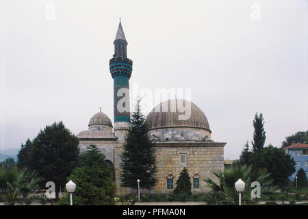 Die Türkei, Iznik, aus dem 14. Jahrhundert Yesil Cami Moschee, auch als die Grüne Moschee bekannt, nachdem die grünen Fliesen schmücken ihre Gemusterten Minarett, Bäumen und Sträuchern umgeben. Stockfoto