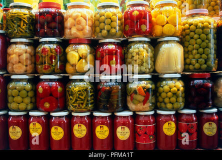 Türkei, Istanbul, Gläser, eingelegte Früchte, Gemüse und Tomatenmark, in Reihen gestapelt Stockfoto