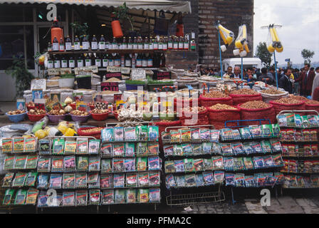 Türkei, Istanbul, Mittwoch Markt, Marktstand verkaufen frische Nüsse und Samen, Pakete der Samen zum Pflanzen, braunen Glasflaschen hinter, plane oben. Stockfoto