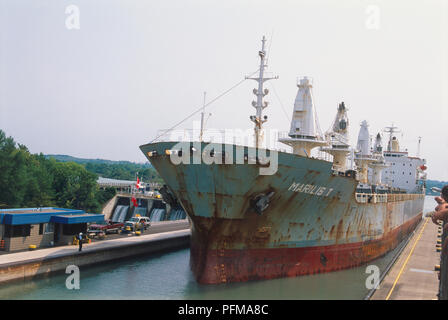 Kanada, Toronto, Welland Canal, alte, rostige Handelsschiff auf den Wasserstraßen durch die Stadt. Stockfoto