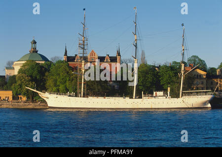 Schweden, Stockholm, af Chapman, 1888 erbaut, die Voll-manipulierten ehemalige Frachter und Schule Schiff als beliebte Jugendherberge seit 1949 gedient hat. Skeppsholmen Kirche, Links und die Admiralty House, 1647-50, umgebaut 1844 bis 1846, werden im Hintergrund. Stockfoto