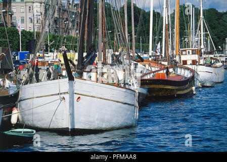 Schweden, Stockholm, Vorderansicht eines alten Holz- Boot günstig neben dem strandvagen Quay Stockfoto