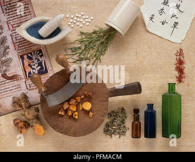 Auswahl von frischen und verarbeiteten pflanzlichen Heilmitteln und Utensilien eingesetzt, sie vorzubereiten, Ansicht von oben Stockfoto