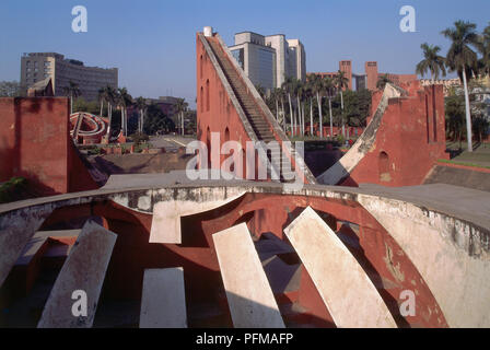 Indien, Neu-Delhi, Jantar Mantar, veralteten Sternwarte, großen Gips astronomische Instrumente, Samrat Yantra, einem gigantischen Sonnenuhr bilden rechtwinklige Dreieck, zwei Backstein Quadranten Messung Schatten, Hochhäuser im Hintergrund. Stockfoto