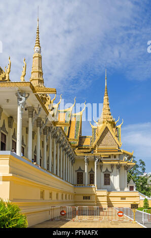 Phnom Penh, Kambodscha - April 8, 2018: Der linke Teil der Thronsaal des Königlichen Palastes mit der klassischen Khmer Dach, Türme, gekrönt mit dem Weißen, Stockfoto