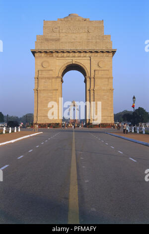 Indien, Neu-Delhi, 9 m breite Sandstein India Gate, Torbogen zum Gedenken an indischer und britischer Soldaten, Indien eingeschrieben an der Oberseite. Stockfoto
