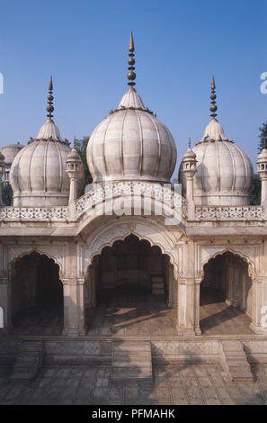 Indien, Delhi, das Rote Fort, Moti Masjid Moschee, Pearl, benannt nach dem Perligen Glanz seiner Marmor, winzige verzierte Moschee, drei weißen Kuppeln, Torbögen unter jedem. Stockfoto