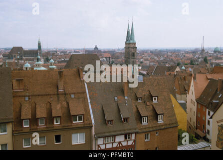 Deutschland, Bayern, Nürnberg, Blick über die Dächer mit Kirche Towers Stockfoto