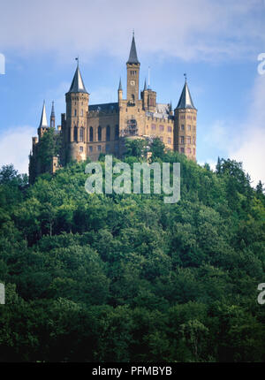 Deutschland, Baden-Württemberg, Burg Hohenzollern auf dem bewaldeten Berg Hohenzollern in der SCHWABISCHE Alb Stockfoto