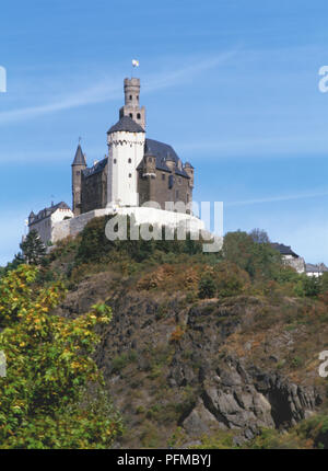 Deutschland, Rheintal, Rheintal, von 1117 Marksburg hat über den Rhein und die kleine Stadt Braubach und hübscher ist das einzige Schloss entlang des Rheins, die nie beschädigt wurde. Stockfoto