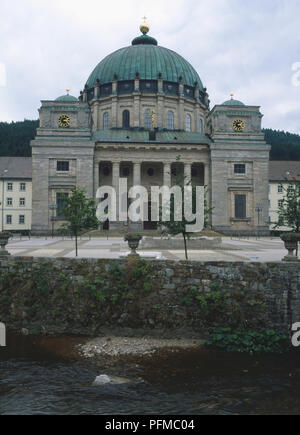 Deutschland, Baden-Württemberg, Schwarzwald, Schwarzwald, Fassade von St. Blasien, eine Benediktinerabtei im neunten Jahrhundert gegründet. Mit einer riesigen Kuppel gekrönt, seine Kirche, 1783, ist ein ausgezeichnetes Beispiel der frühen Neoklassizistischen Stil. Stockfoto