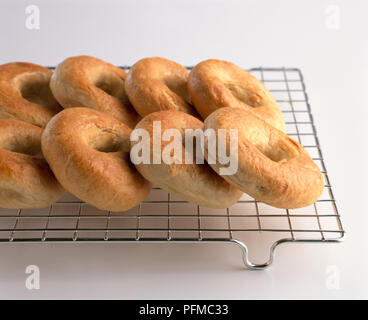 Frisch gebackene Bagels Kühlung in einem Draht Rack, close-up Stockfoto