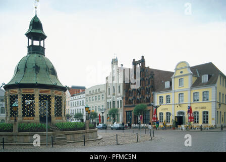 Deutschland, Wismar, Alter Schwede oder alter Schwede, die schönsten Haus am Platz, und die Wasserspiele oder Wasserspiel, einem niederländischen Renaissance Pavillon aus dem Jahre 1602, auf dem Marktplatz Stockfoto