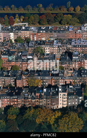 USA, Massachusetts, Boston, Back Bay, Reihen von Häusern aus dem 19. Jahrhundert mit Bäumen, von der Oberseite des John Hancock Tower gesehen unterbrochen Stockfoto