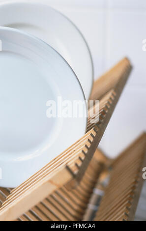 In der Nähe der Platten trocknen auf einem hölzernen Platte Rack Stockfoto