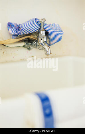 Close-up ein weißes Waschbecken, und tippen Sie auf . Stockfoto