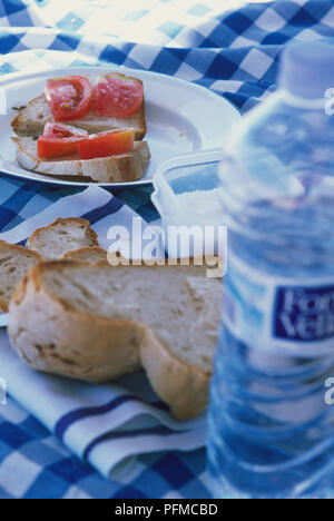 Nahaufnahme der Tomatenscheiben auf Haus-Brot auf dem Tisch. Stockfoto