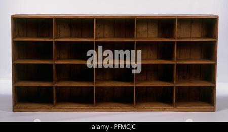 Sortierfach Regal, Vorderansicht Stockfoto