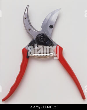 Offenes Paar der Gartenschere mit roten Griffen, aus der Nähe. Stockfoto
