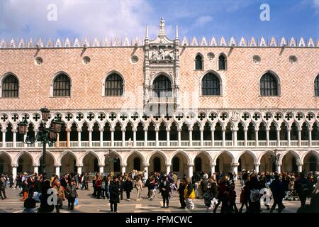Italien, Venedig, Doge's Palace, Besucher auf der Piazetta unter Fassade Stockfoto