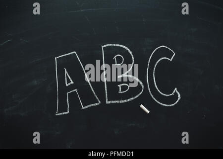 ABC Schule Tafel mit Kreide, Bildung und Alphabetisierung geschrieben Stockfoto