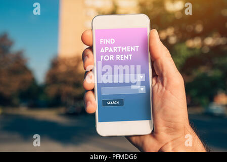 Apartment Vermietung App auf dem Smartphone mock up Bildschirm in männlicher Hand Stockfoto
