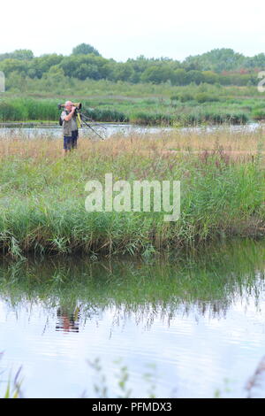 Im RSPB St Aidan's, nur eine von vielen Aktivitäten im Naturpark in der Nähe von Leeds, West Yorkshire, ist ein Fotograf auf der Suche nach Wildtieren Stockfoto