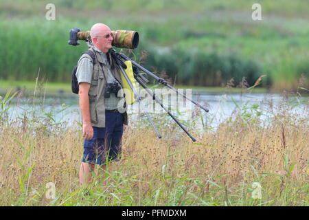 Im RSPB St Aidan's, nur eine von vielen Aktivitäten im Naturpark in der Nähe von Leeds, West Yorkshire, ist ein Fotograf auf der Suche nach Wildtieren Stockfoto