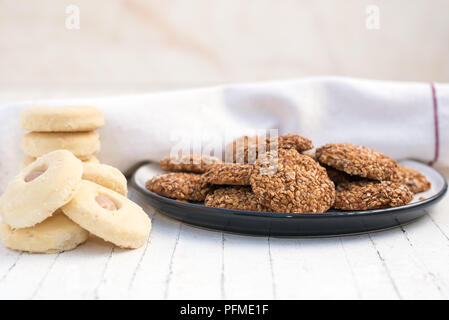 Kleine Bissen der arabischen Süßigkeiten (ghraybeh und baraze') Stockfoto