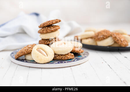 Kleine Bissen der arabischen Süßigkeiten (ghraybeh und baraze') Stockfoto