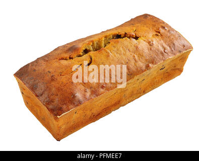 In der Nähe von frisch gebackenen heißen lecker Banane Brot mit Nüssen und Schokolade Stücke auf weißem Hintergrund, Ansicht von oben Stockfoto