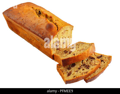 In der Nähe von frisch gebackenen heißen lecker Banane Brot mit Nüssen und Schokolade Stücke in Scheiben schneiden, auf weißem Hintergrund, Ansicht von oben Stockfoto