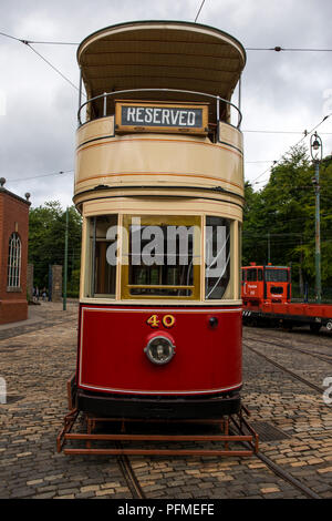 Die Exponate sind in der Straßenbahn Schuppen gelagert und einige warten auf ihre wiederum für die Verwendung innerhalb von crich Straßenbahn Dorf, Derbyshire Stockfoto